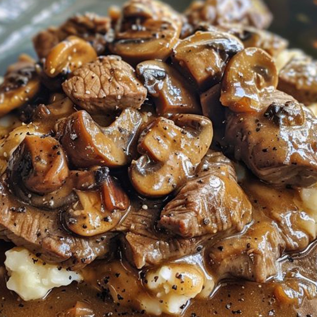 🍴 Succulent Beef Tips with Mushroom Gravy over Fluffy Mashed Potatoes 🍄🥔